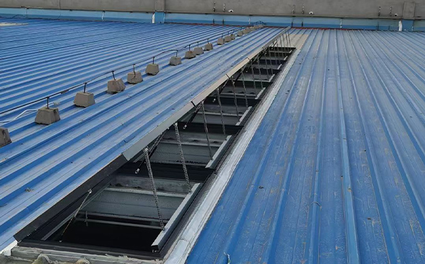 某城市大型商业综合体中庭礼泉排烟窗工程